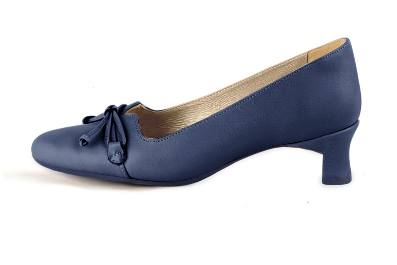 Prussian blue women's dress pumps, with a knot on the front. Round toe. Low kitten heels. Profile view - Florence KOOIJMAN